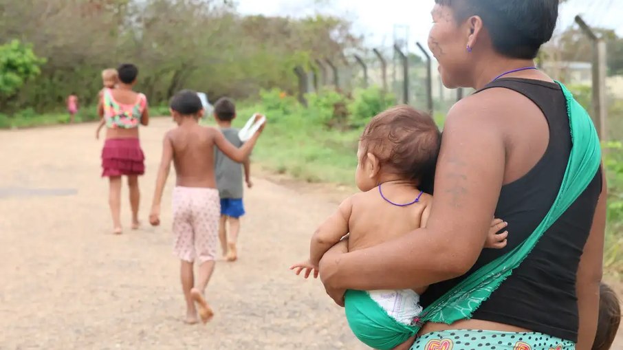 Quase 45% dos indígenas no Brasil vive na Região Norte. Quase 45% dos indígenas no Brasil vive na Região Norte.