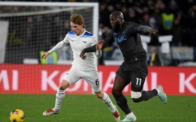 Jogadores de Lazio e Napoli em disputa de bola no Italiano