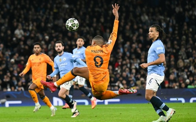 Kylian Mbappé marca para o Real Madrid na vitória sobre o Manchester City por 3 a 2 nesta terça-feira, pela Liga dos Campeões
