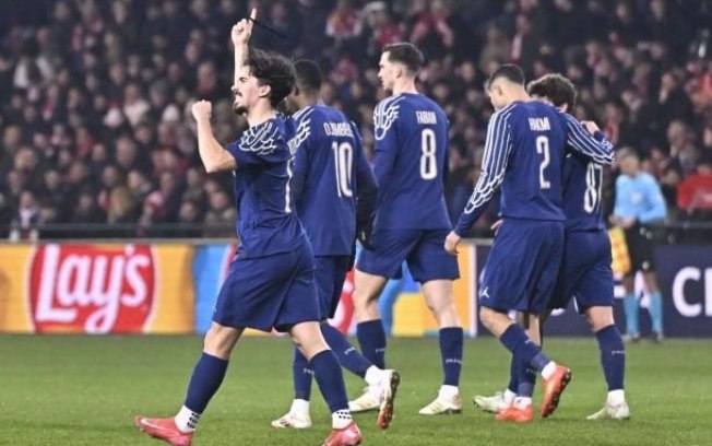 Vitinha acena para a torcida do PSG após marcar, de pênalti, o primeiro gol do PSG sobre o Brest