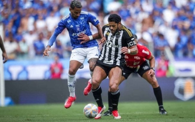 Matheus Pereira durante disputa ocm Hulk no clássico de domingo, no Mineirão