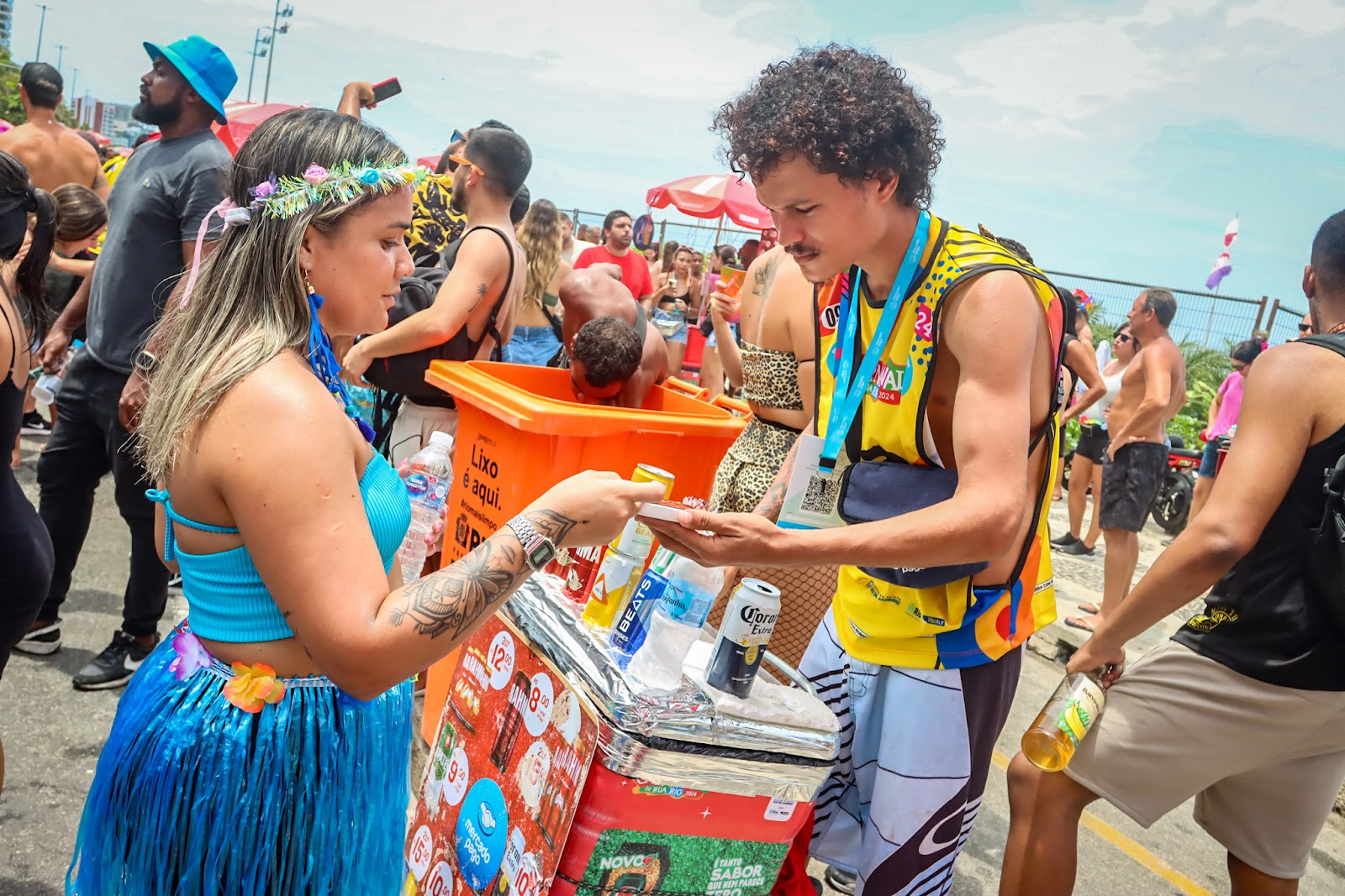 Carnaval no RJ: 30% dos entrevistados gastam de R$ 100 a R$ 200 por dia durante a folia, diz pesquisa Mercado Pago