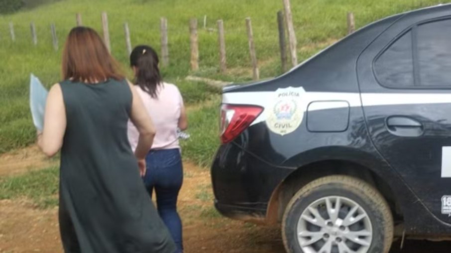 Bebê recém-nascido é resgatado após ser Bebê recém-nascido é resgatado após ser