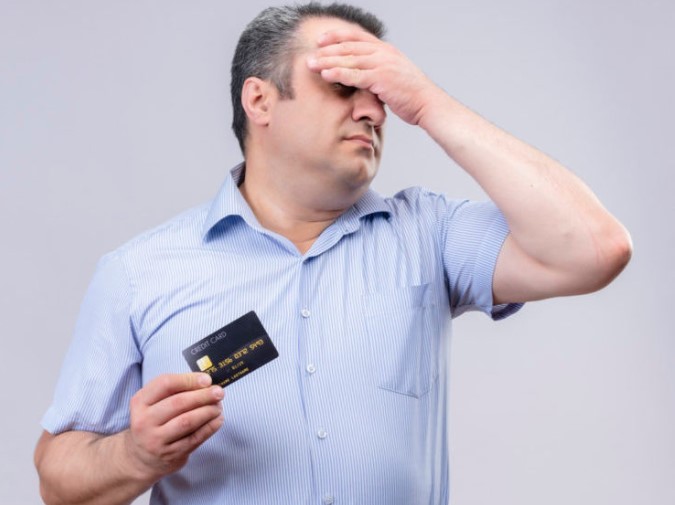 1 em cada 8 consumidores usa cartões emprestados para cobrir despesas diárias