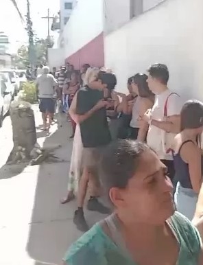 Falta de organização no mutirão do Detran, em Cabo Frio, deixa população horas na fila sem informações claras