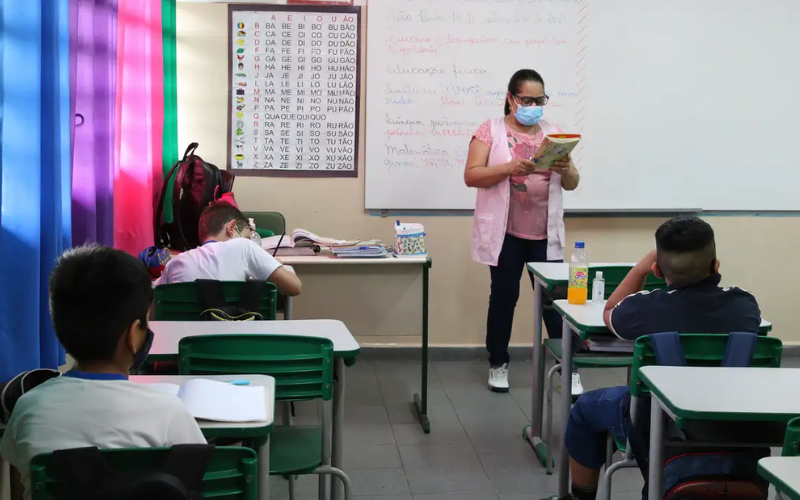Professor terá direito a desconto 15% em hotéis; veja como fazer reservas Professor da rede pública de educação básica terá desconto de até 15% em mais de 40 mil hotéis do país, após parceria inédita. - Foto: Agência Brasil