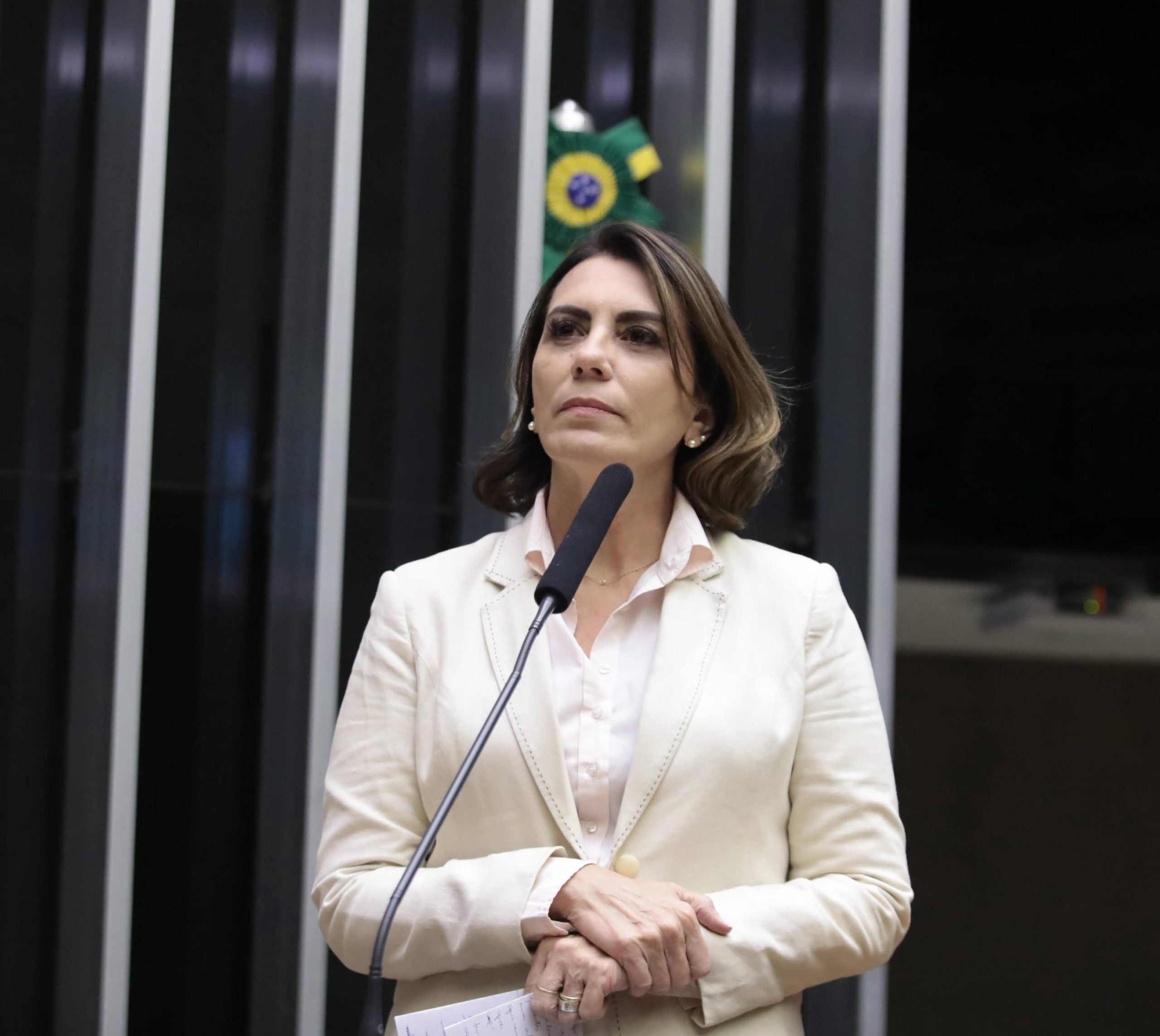 Deputada quer derrubar contribuição ao INSS de aposentados que voltam a trabalhar
