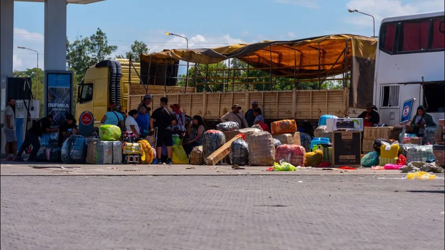 Pessoas precisam carregar e descarregar carros diversas vezes no percurso
