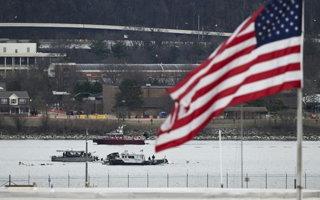 Um barco da polícia americana busca destroços no rio Potomac após um acidente aéreo em 29 de janeiro de 2025 em Washington, Estados Unidos Um barco da polícia americana busca destroços no rio Potomac após um acidente aéreo em 29 de janeiro de 2025 em Washington, Estados Unidos