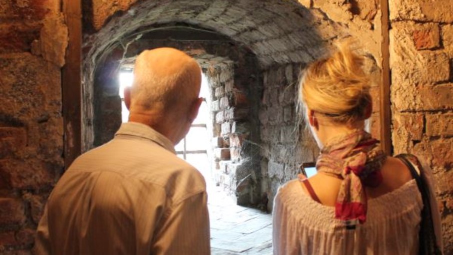 Casal observa trecho do castelo Sforza