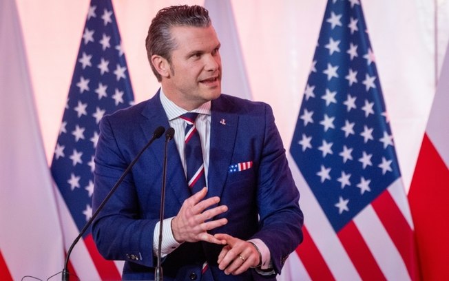 O secretário de Defesa dos Estados Unidos, Pete Hegseth, durante coletiva de imprensa com seu contraparte polonês, após sua reunião na sede do Ministério da Defesa em Varsóvia, em 14 de fevereiro de 2025