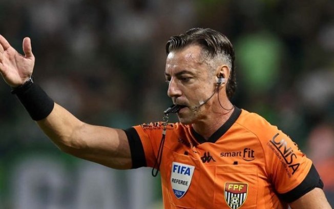 Palmeiras reclama de invasão em pênalti batido por Estêvão no dérbi