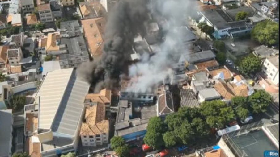Incêndio de grandes proporções atinge fábrica em Ramos