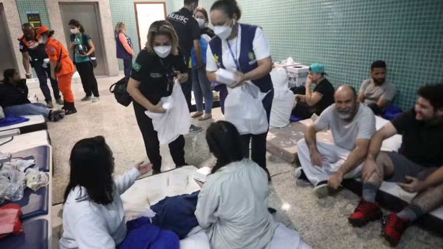 Brasileiros deportados dos EUA receberam comida e puderam tomar banho Brasileiros deportados dos EUA receberam comida e puderam tomar banho