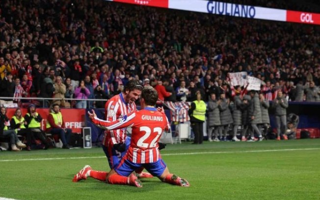 Giuliano Simeone comemora um dos gols marcados na vitória sobre o Getafe Giuliano Simeone comemora um dos gols marcados na vitória sobre o Getafe
