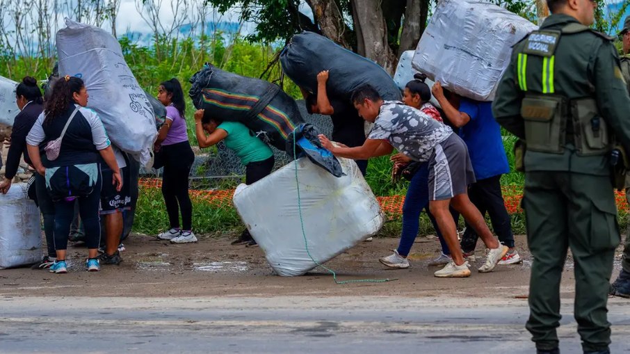 Pessoas são responsáveis por carregar nas costas todos os objetos contrabandeados