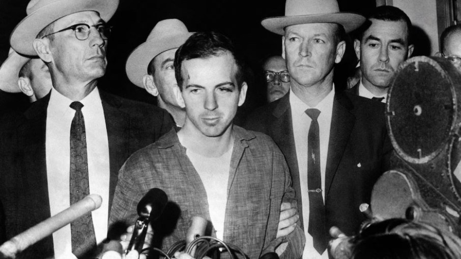 A CIA abriu um arquivo sobre Oswald pela primeira vez após sua tentativa de deserção para a União Soviética, em 1959 A CIA abriu um arquivo sobre Oswald pela primeira vez após sua tentativa de deserção para a União Soviética, em 1959