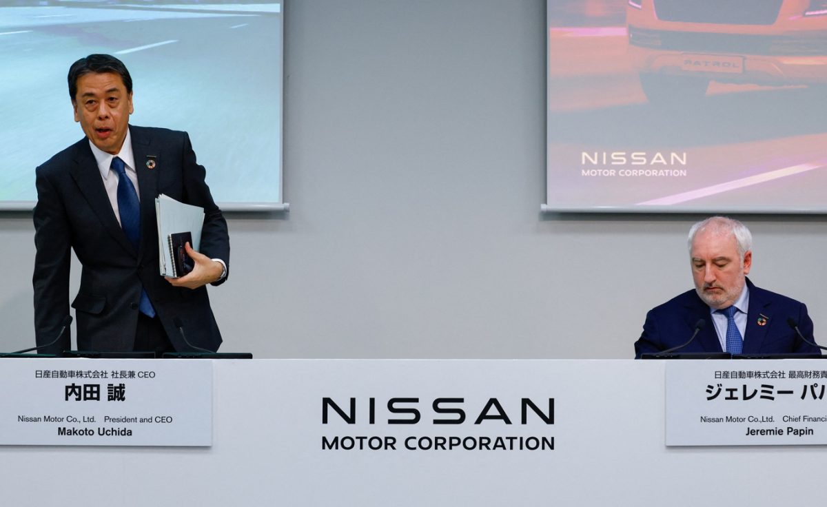 O presidente-executivo da Nissan Motor Co., Makoto Uchida, e o diretor financeiro, Jeremie Papin, concluem uma coletiva de imprensa na sede da empresa em Yokohama, Japão, em 13 de fevereiro de 2025