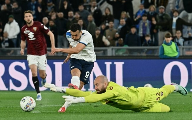 O goleiro do Torino Vanja Milinkovic-Savic bloqueia chute do atacante Pedro, da Lazio, no empate entre as equipes em 1 a 1 nesta segunda-feira, pelo Campeonato Italiano