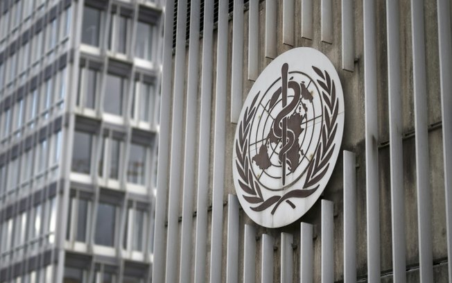 Foto de arquivo mostra logo da OMS em Genebra, Suíça, em 13 de março de 2025