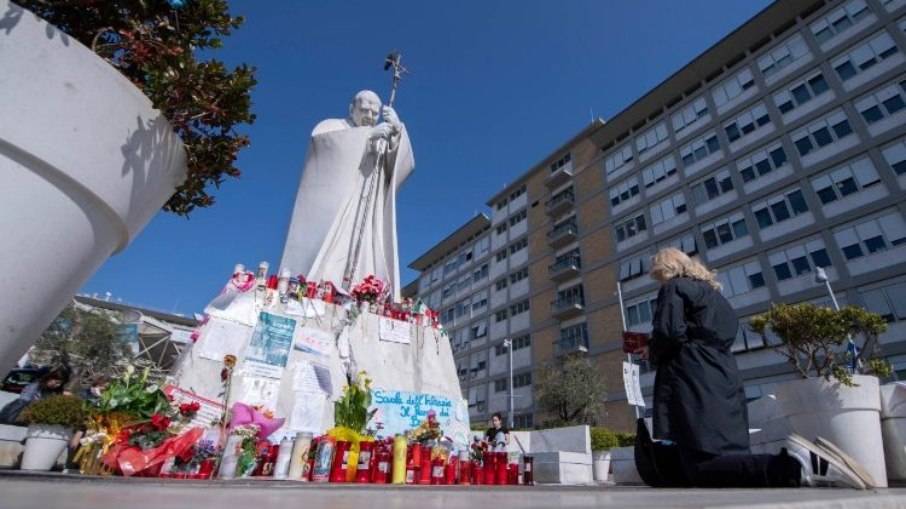 Papa Francisco  tem noite tranquila no hospital e agradece orações