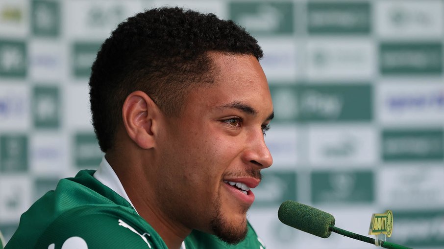 Vitor Roque marca golaço em treino do Palmeiras