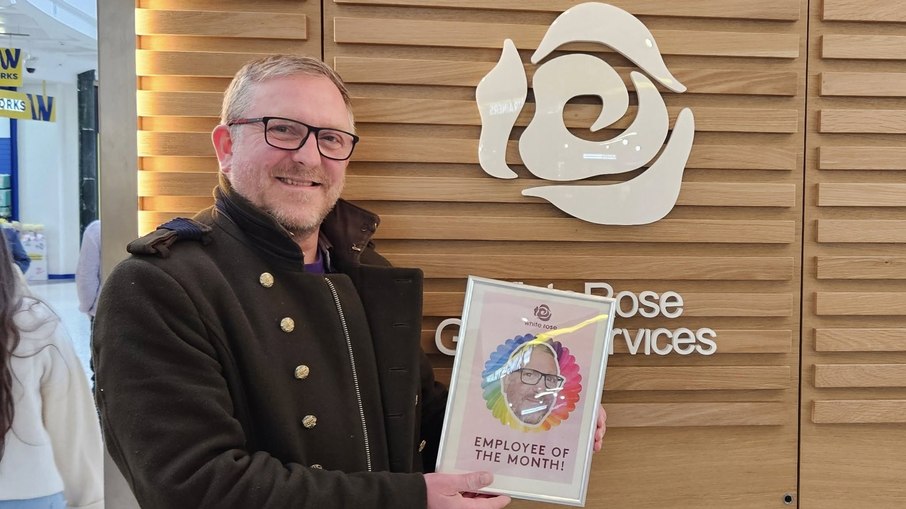 Steve Lovell com a placa de funcionário do mês