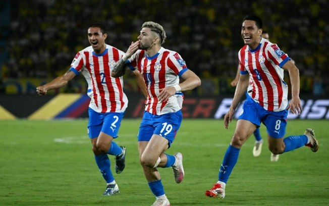 O paraguaio Julio Enciso (C) comemora com os companheiros após marcar em duelo contra a Colômbia em Barranquilla, no dia 25 de março de 2024.