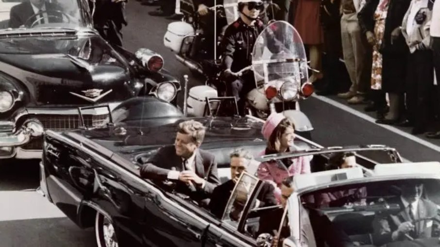 O então presidente Kennedy foi morto enquando desfilava de carro aberto em Dallas