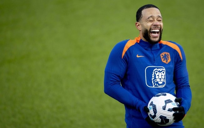 Memphis Depay durante um treino da seleção holandesa em preparação para as quartas de final da Liga das Nações contra a Espanha em Zeist, perto de Utrecht, em 17 de março de 2025