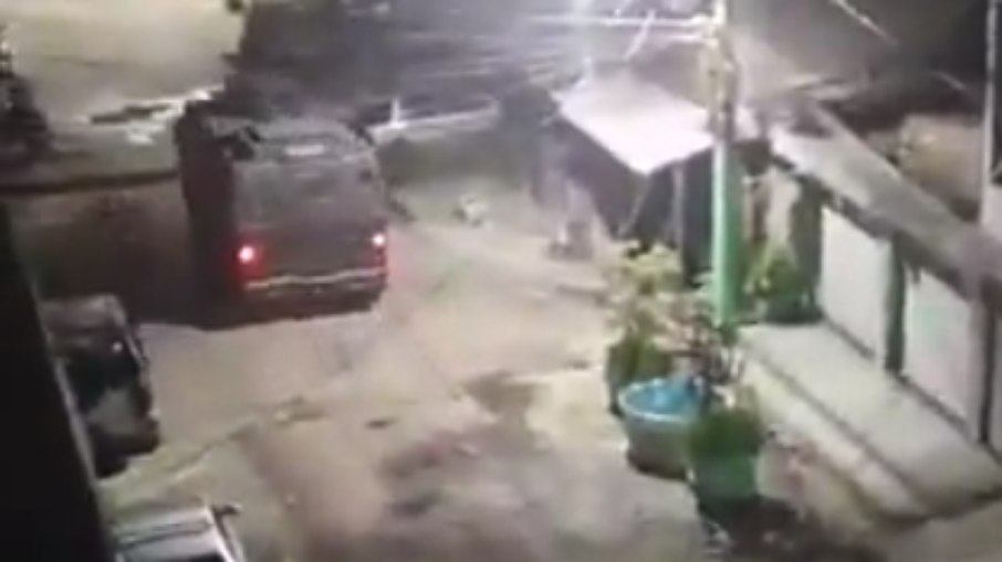 Caveirão circulando no Complexo da Maré