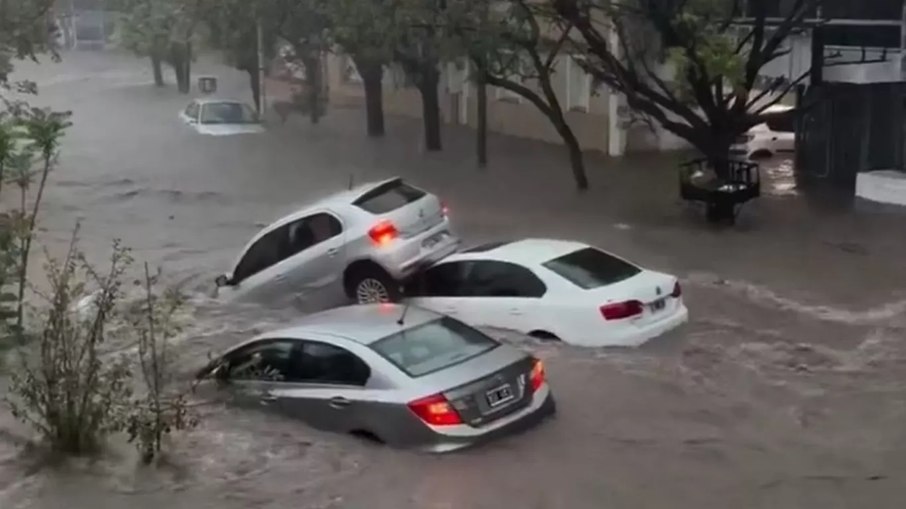 Veículos foram arrastados nas ruas tomadas pelas águas
