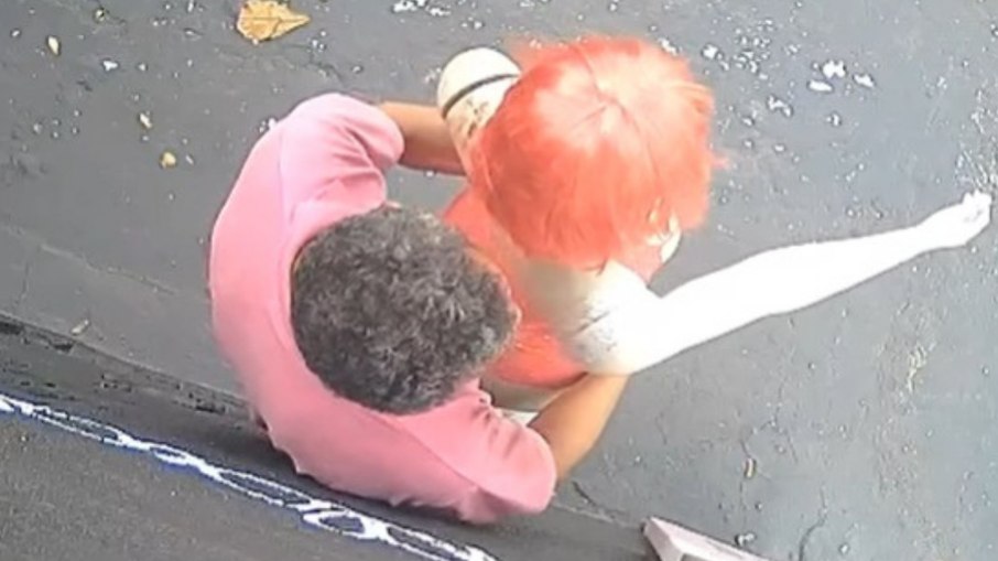 Homem faz atos obscenos em manequim de sex shop e revolta população Homem faz atos obscenos em manequim de sex shop e revolta população