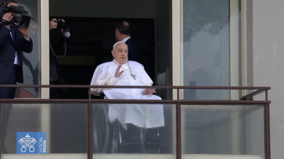 Papa Francisco faz 1ª aparição pública após 37 dias internado