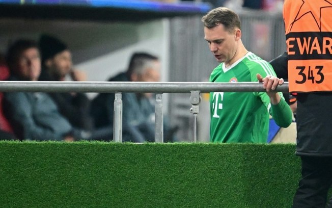 O goleiro do Bayern de Munique, Manuel Neuer, após ser substituído devido a uma lesão no jogo de ida das oitavas de final da Liga dos Campeões contra o Bayer Leverkusen, em 5 de março de 2025, no estádio Allianz Arena, em Munique