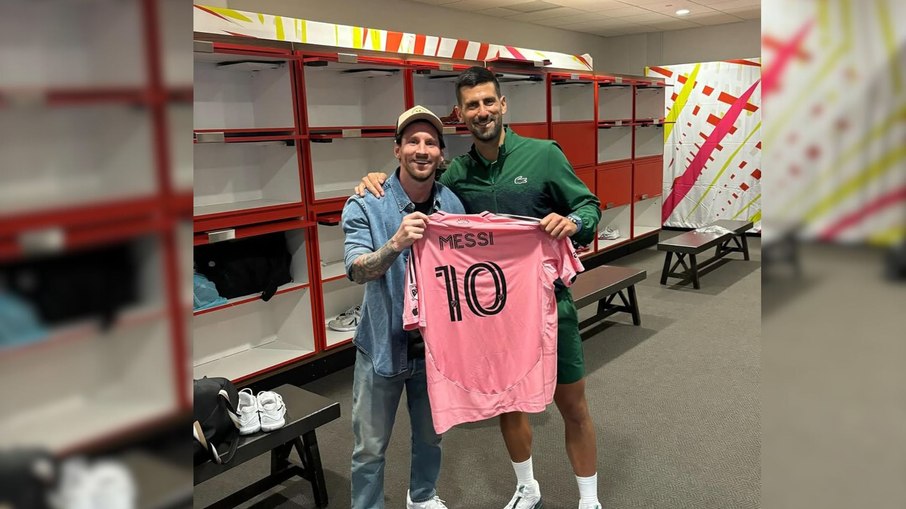 Djokovic tira foto ao lado de Messi após voltar a final