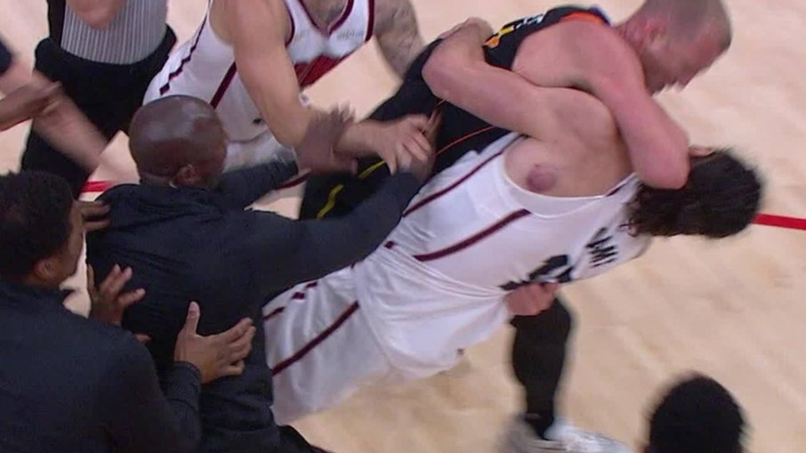 Pivôs brigam durante partida da NBA