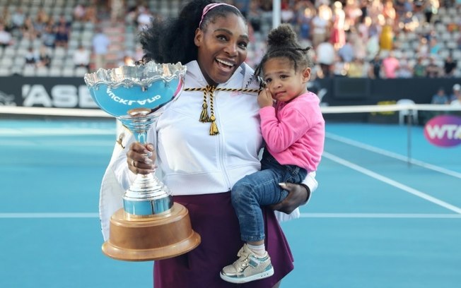 Serena Williams posa com a filha Olympia após vencer a final do Auckland Classic, em 12 de janeiro de 2020.