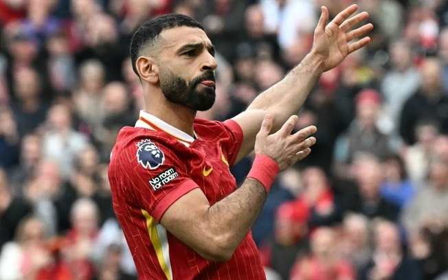 O atacante egípcio do Liverpool, Mohamed Salah, comemora seu primeiro gol contra o Southampton na 28ª rodada da Premier League, em 8 de março de 2025, em Anfield, Liverpool