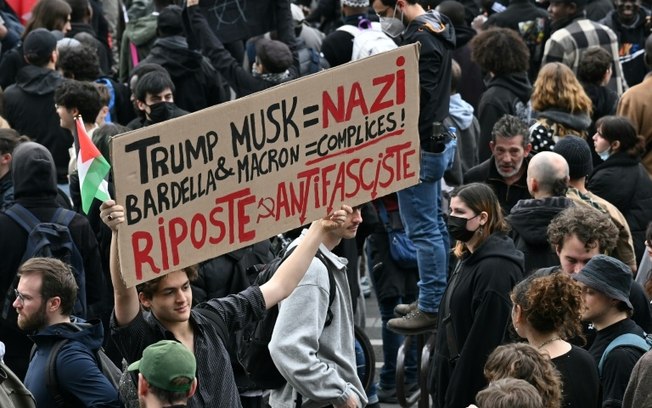 Manifestantes protestam na Praça da Bastilha, em Paris