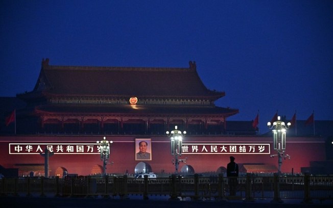 Policial vigia a Porta de Tiananmen (Paz Celestial), em Pequim, em 5 de março de 2025 Policial vigia a Porta de Tiananmen (Paz Celestial), em Pequim, em 5 de março de 2025