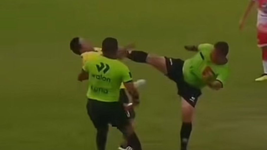 Juiz acerta golpe de karatê em membro de comissão técnica