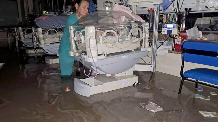 Hospital de Bahia Blanca alagado pelas chuvas das últimas horas
