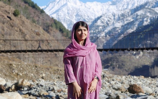 Malala Yousafzai, ativista pela educação das meninas e prêmio Nobel da Paz, posa durante uma visita à sua cidade natal de Shangla, no Paquistão