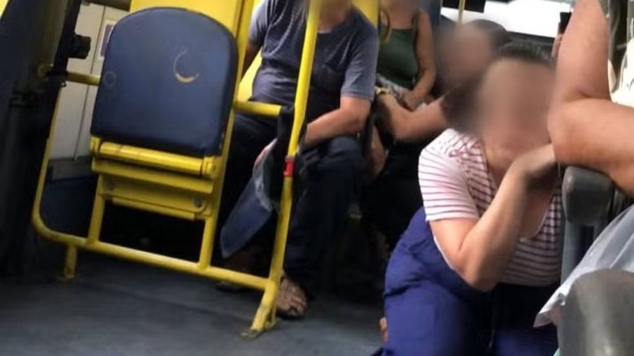 Passageiros de ônibus tentam se proteger dos tiros