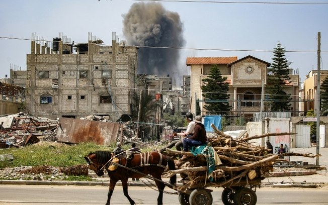 O campo de refugiados de Nuseirat, no centro da Faixa de Gaza, após um bombardeio israelense, em 25 de março de 2025