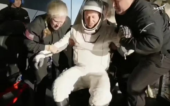 Astronautas “presos” no espaço retornam à Terra após nove meses de espera