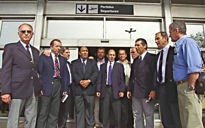 Álvaro Mangino (3º à esquerda) junto com outros sobreviventes da tragédia dos Andes, em Montevidéu em 2002