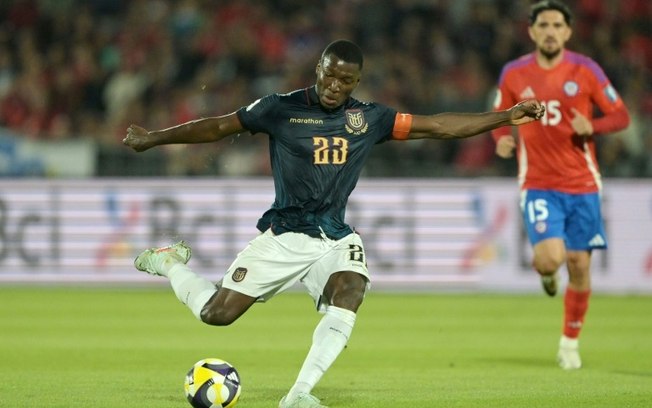 O meia equatoriano Moisés Caicedo chuta contra o Chile em partida da décima quarta rodada das Eliminatórias Sul-Americanas para a Copa do Mundo de 2026, disputada em Santiago, no dia 25 de março de 2025.