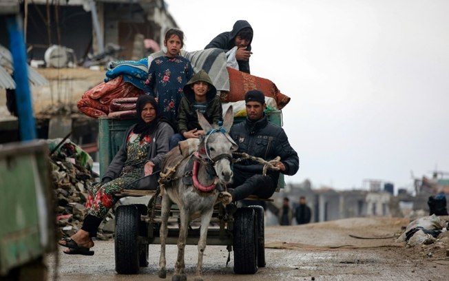 (21 mar) Palestinos fogem de Beit Lahia, no norte da Faixa de Gaza